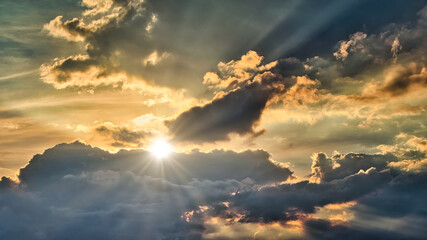 Naklejka na ściany i meble Dramatischer Abendhimmel mit tollem Wolkenbild und Sonnenstrahlen