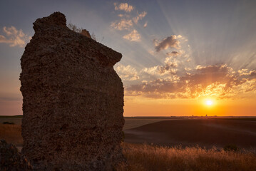 Castillo en ruinas y anochecer