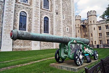 Bronze 24 ponder cannon display - Tower of London