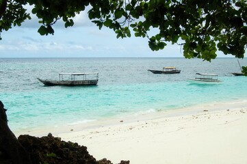 Helderblauw water en wit zand van het Nungwi-strand, Zanzibar, Tanzania
