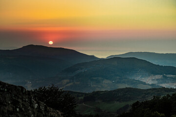 Puesta de sol hacia el mar desde el monte Adarra, Urnieta-Andoain