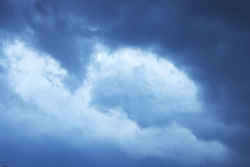 Obraz premium Beautiful dark cloudy sky before the thunderstorm