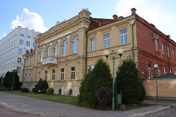 Fototapeta na wymiar vintage college building in city of Mogilev