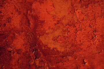 Abgeplatzte rote Farbe auf schmutiger alter Wand