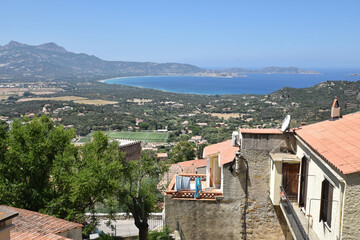 Fototapeta na wymiar Le village de Lumio et la baie de Calvi en Corse