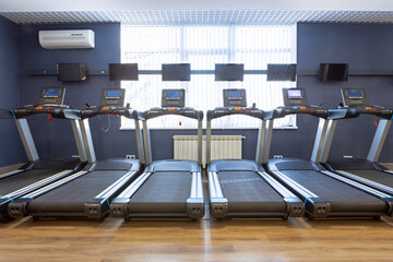Sports apparatus for cardio training in a gym