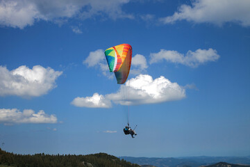 Parapente volant dans un ciel nuageux