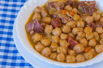 Plato de garbanzos compuestos