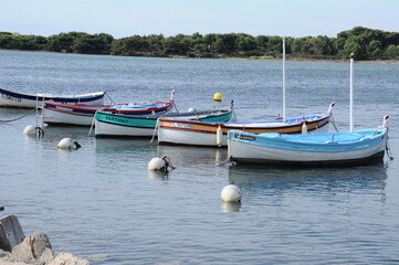 Jolies barques color&eacute;es sur la M&eacute;diterran&eacute;e face &agrave; l'&icirc;le des Embiez
