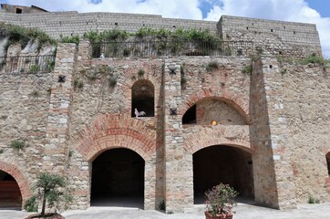 Calitri - Sagoma di gallo nell'antica fortificazione