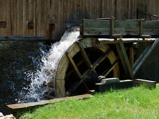 Pracujące koło młyńskie  w tradycyjnym młynie wodnym © JDziedzic