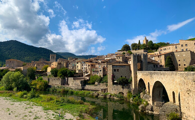 Obraz premium Bridge and medieval walled city of Besalu spain