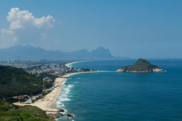 Visão aérea das praias do litoral da zona oeste do Rio de Janeiro, em um belíssimo dia de sol.