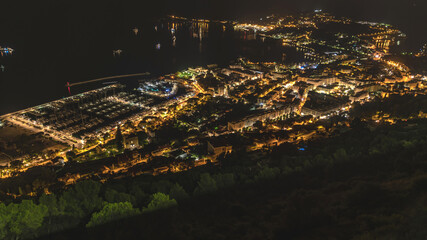 Beaulieu sur mer et la presqu'île du Cap Ferrat sur la Côte d'Azur de nuit