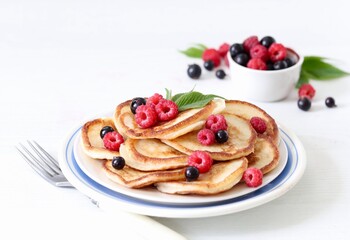 pancakes with berries