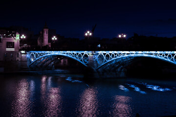 Puente de Triana en Sevilla de noche