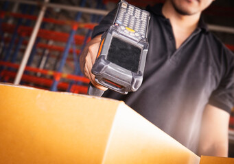 Obraz premium Worker scanning barcode scanner on parcel box. Shipment, Computer equipment for warehouse inventory management.