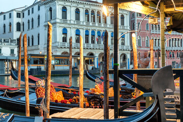 Venezia.. Gondole all'ormrggio notturno a Rialto