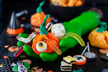 Monsterhand mit Suessigkeiten