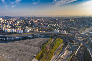 Imagem aérea da zona leste de São Paulo. Pontes e viadutos da metrópole. 