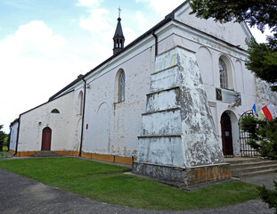 Fototapeta premium a rime-catholic branch church built in the neo-baroque style in 1625 by the Carmelite shoemaker monks, currently dedicated to the Nativity of the Blessed Virgin Mary in the village of Wąsocz in Podlas