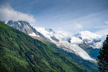 Fototapeta na wymiar Vistas del Mont Blanc y las agujas de Midi en Francia
