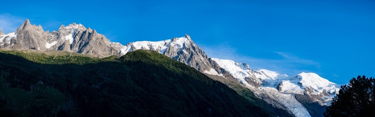 Obraz premium Vistas del Mont Blanc y las agujas de Midi en Francia
