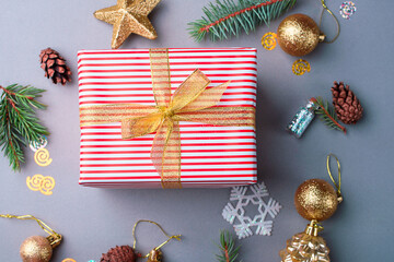 New Year's gift is packed with beautiful paper, gold ribbon, sequins, toys, cones, balls, sprigs of Christmas trees. Holiday content