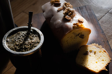 primer plano de budín con frutos secos y mate argentino de yerba y agua  © patoouupato