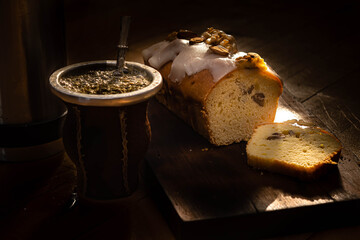 primer plano de budín con frutos secos y mate argentino de yerba y agua 