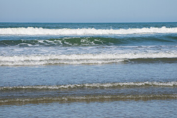 Praia de Itanhaém em São Paulo Brasil. ondas e arrebentação nas pedras.