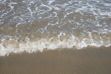 textura de areia e onda da praia onde o mar faz a decoração.
fundo para aplicativos e outros designer