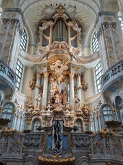 Fototapeta na wymiar Altar und Orgel Frauenkirche Dresden