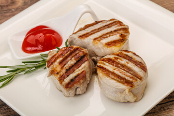 Grilled pork medallion with sauce