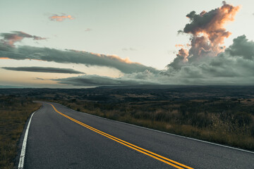 Atardecer camino a la montaña 