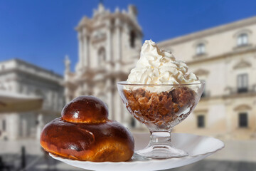 Granita di caffè con panna e brioscia con il tuppo