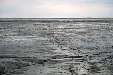 Das Wattenmeer an der Nordsee bei Ebbe mit Fußspuren im Schlick - Stockfoto