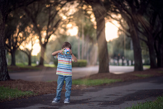 Ni&ntilde;o sacando fotos 