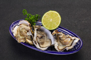 Oysters with lime and parsley