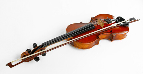 Naklejka premium Eine Violine mit Bogen isoliert auf weißem Grund