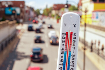 Thermometer in front of cars and traffic during heatwave in Montreal. - obrazy, fototapety, plakaty