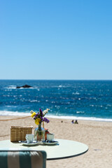 Fototapeta na wymiar día de sol a pie de playa en entorno chillout de descanso y relax en vacaciones