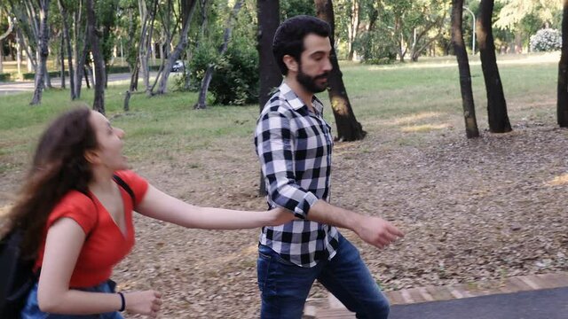 young woman tries to justify herself with her boyfriend who doesn't hear reasons