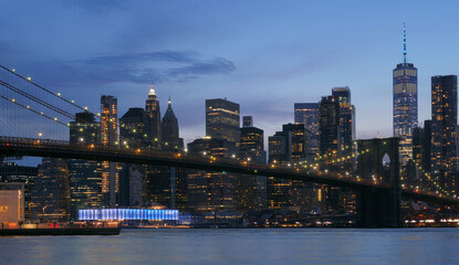 Fototapeta na wymiar landscape of lower manhattan with Brooklyn bridge east river at night time