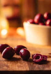 Aceitunas moradas sobre tabla de picar y en rodajas