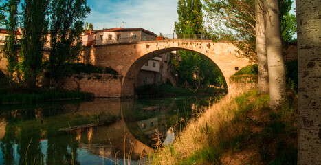 Puente romano sobre Tajo con reflejo 
