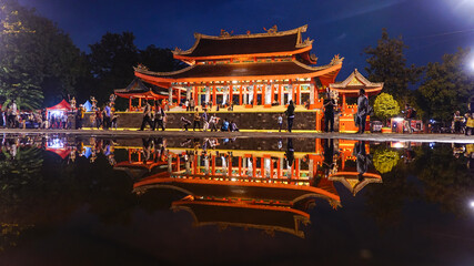 Obraz premium Sam Po Kong Temple at night. Chinese-style historic building in the Indonesian city of Semarang, an iconic landmark and cultural heritage.