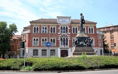 Milano city tour: Statua di Giuseppe Verdi di fronte alla Casa di Riposo per Musicisti "Casa Verdi", fondata dallo stesso compositore 