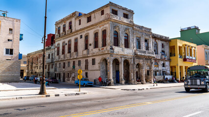 Obraz premium Havana, Cuba. The colorful and vibrant vibe of the famous capital streets. Havana knows also as Habana in Spanish is one of the oldest and largest cities in the Caribbean sea. 