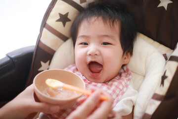 離乳食を食べる赤ちゃん